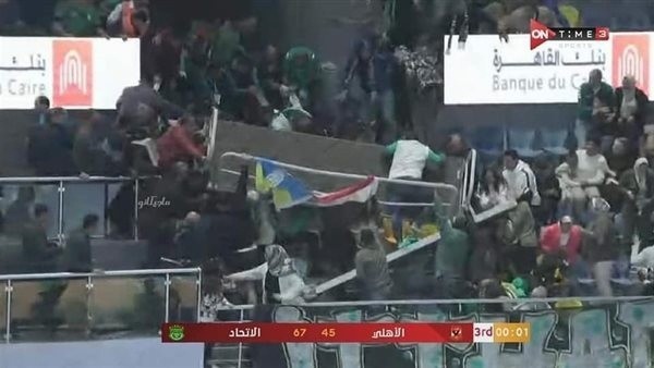 انهيار مدرج حسن مصطفى خلال لقاء الأهلي والاتحاد السكندري لكرة السلة