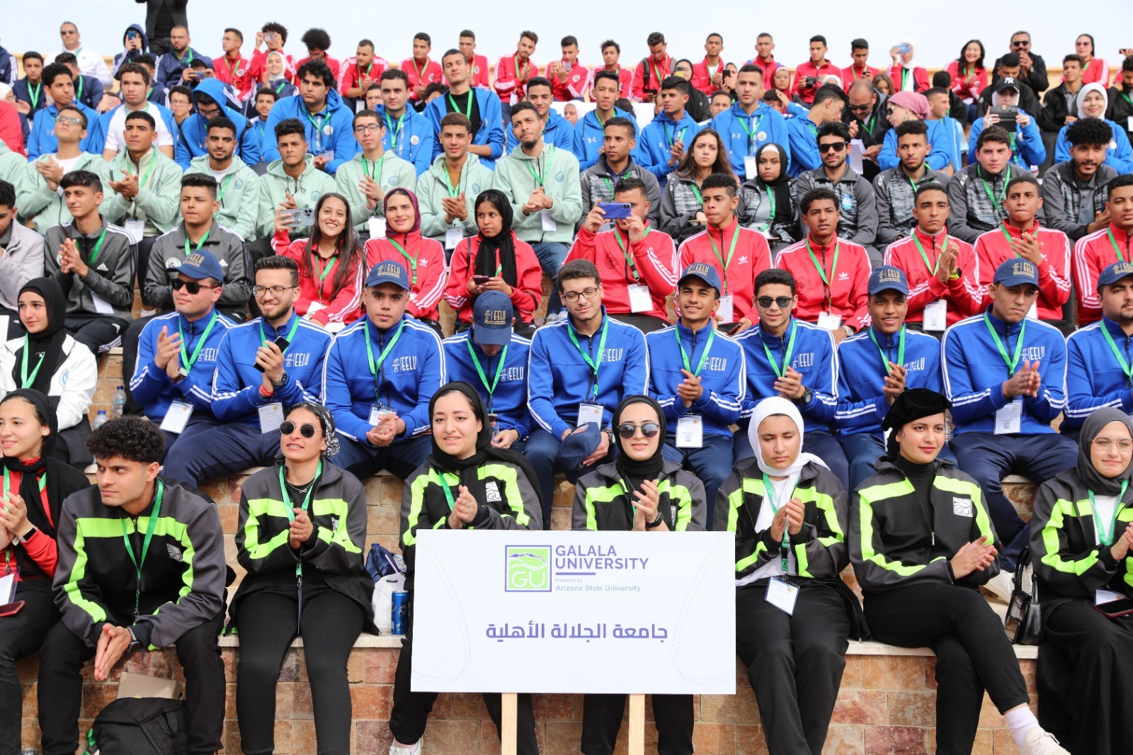 الطلاب المشاركين فى أسبوع الجامعات