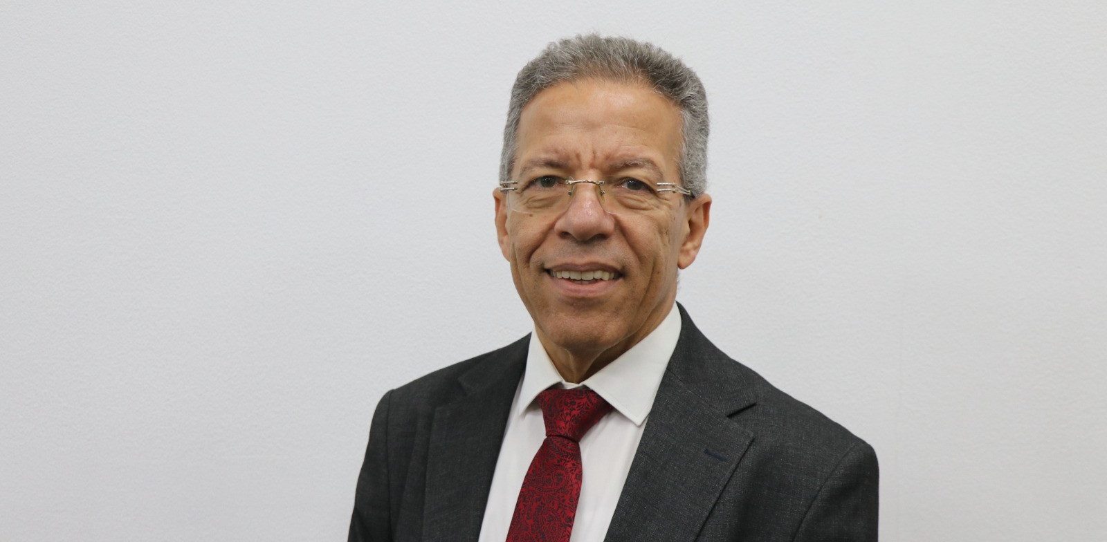 الدكتور اسامة عبدالحي نقيب اطباء مصر
