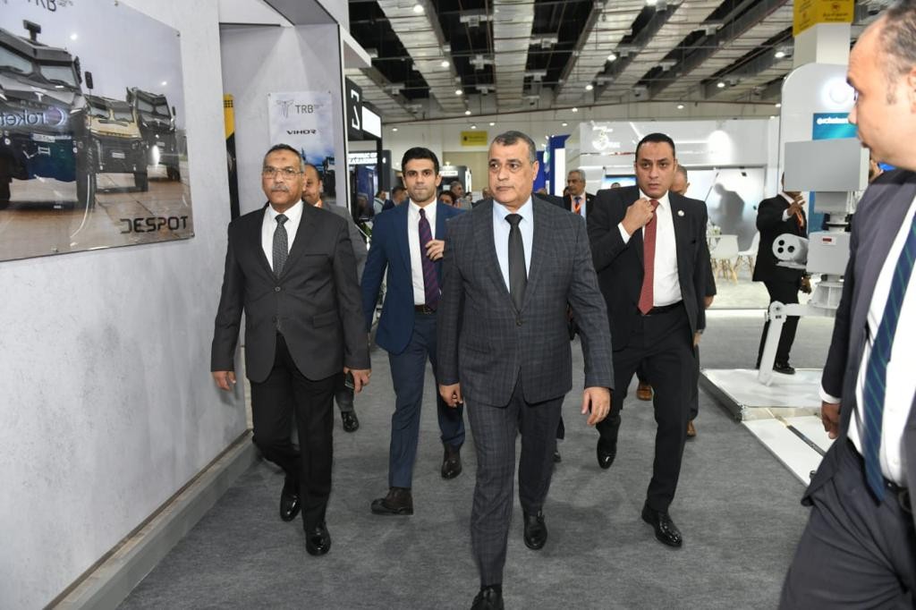 وزير الإنتاج الحربى يزور أجنحة عدد من الشركات فى ختام معرض "إيديكس"