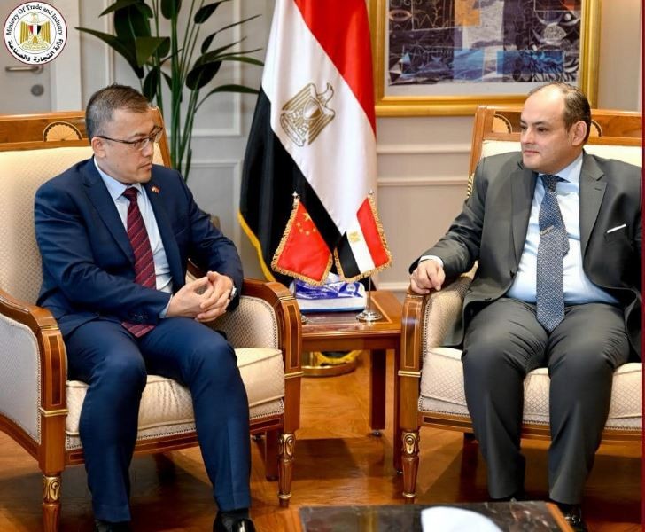 وزير التجارة مع نائب السفير الصينى
