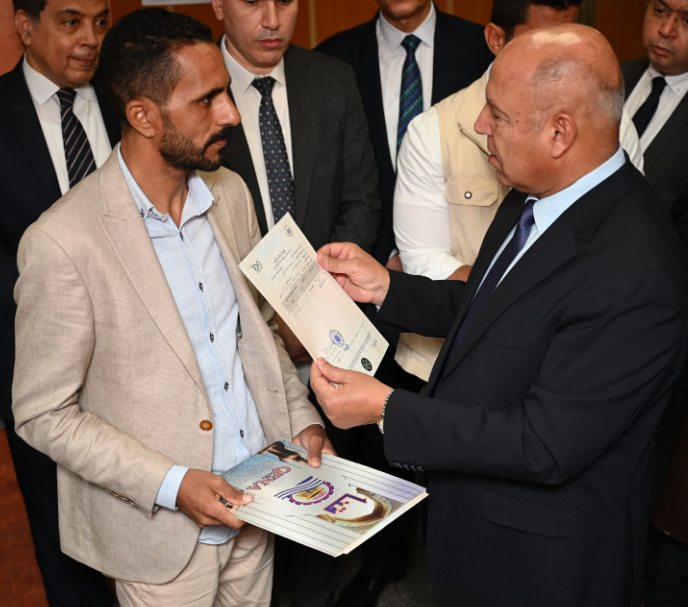 الوزير مع أحد المستثمرين