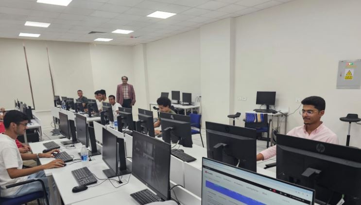 طلاب خلال التدريب