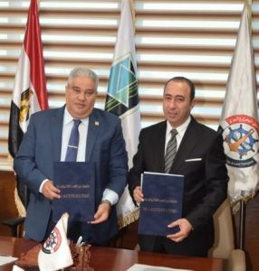 عمرو مصطفى مع رئيس الجامعة