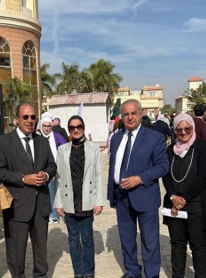 خلال المعرض