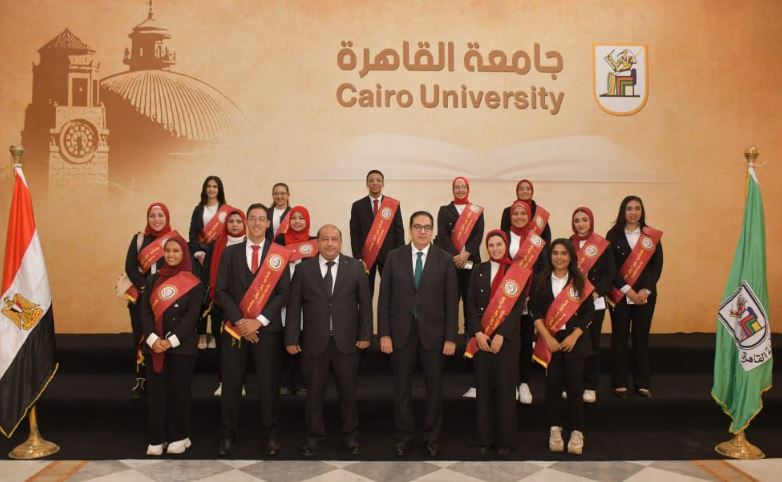 رئيس جامعة القاهرة مع مجلس اتحاد الطلاب