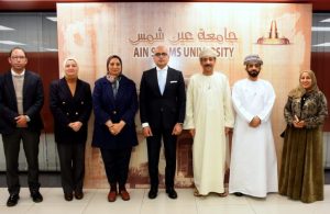 خلال اللقاء بين السفير العمانى