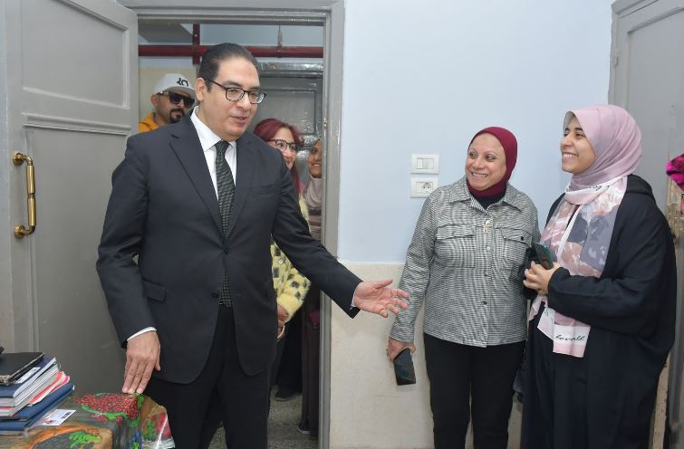 رئيس جامعة القاهرة مع الطالبات