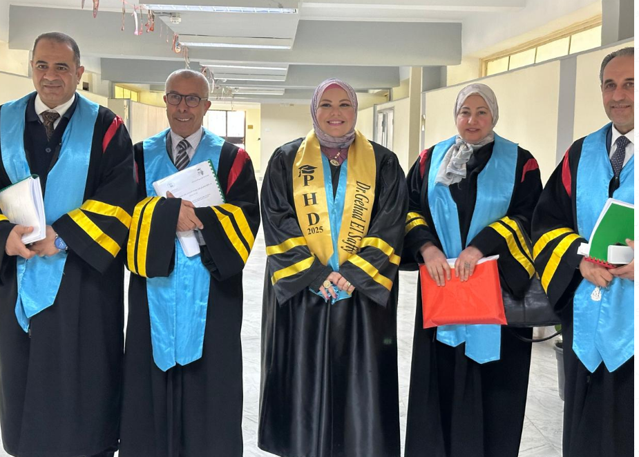 الباحثة مع أعضاء المناقشة