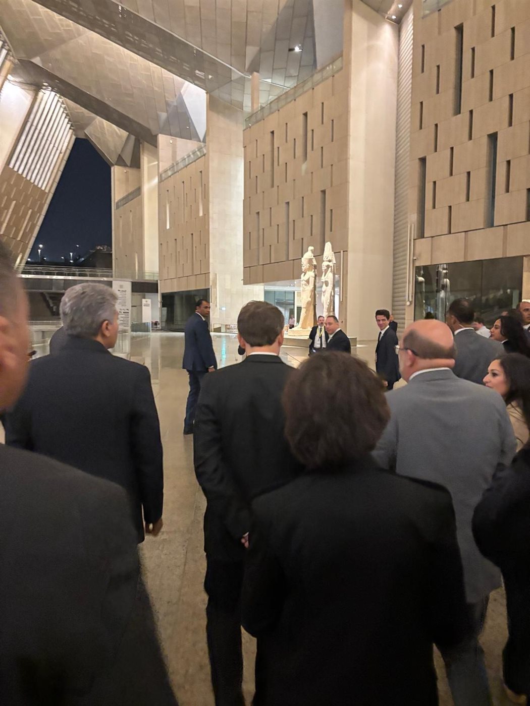 الرئيس الفرنسي إيمانويل ماكرون يزور المتحف المصري الكبير