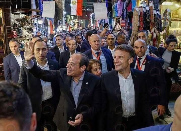 السيسي يصطحب ماكرون في جولة بخان الخليلي