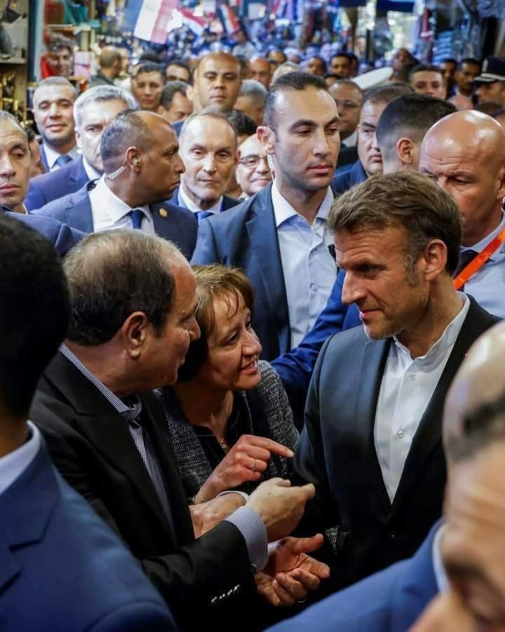السيسي يصطحب ماكرون في جولة بخان الخليلي