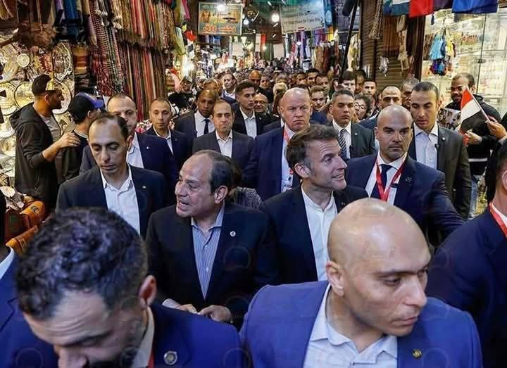 السيسي يصطحب ماكرون في جولة بخان الخليلي