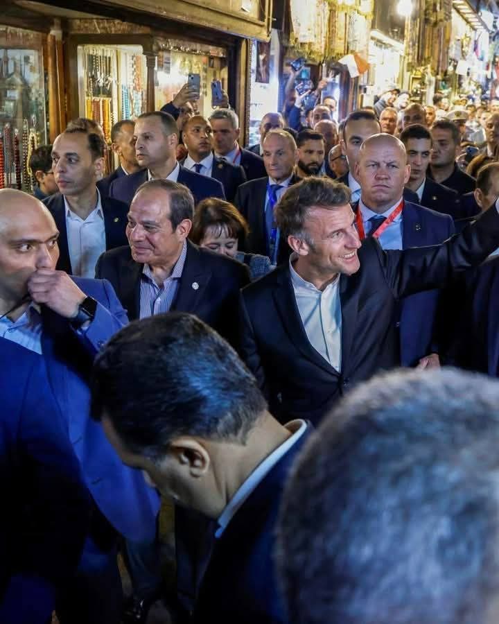 السيسي يصطحب ماكرون في جولة بخان الخليلي