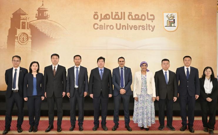 لقاء السعيد مع وفد بكين
