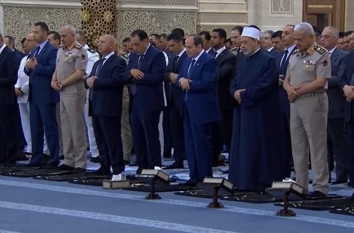 الرئيس يؤدي صلاة العيد