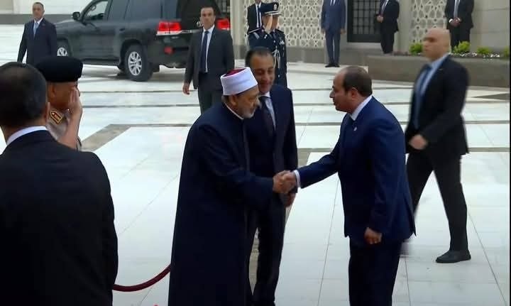 الرئيس يؤدي صلاة العيد