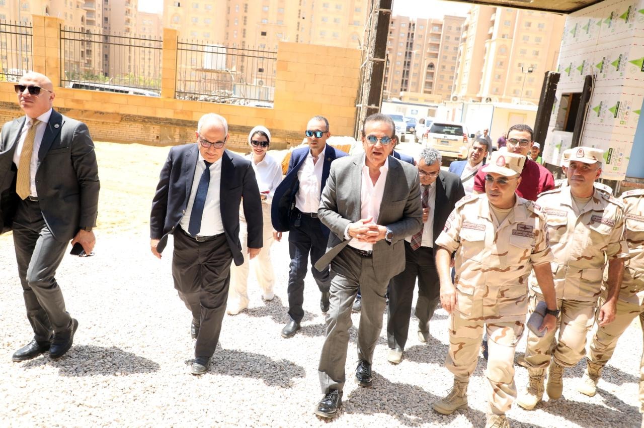 وزير الصحة خلال جولته