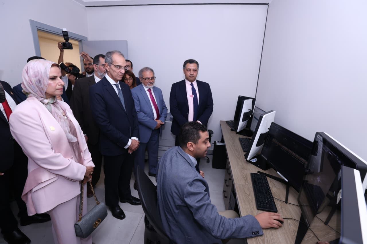 وزير الاتصالات يزور مستشفى بهية