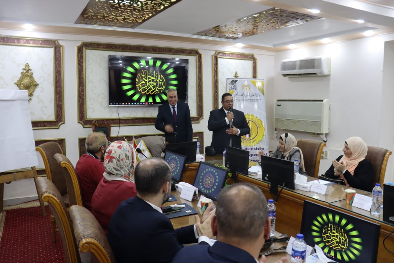 مدير معهد إعداد القادة