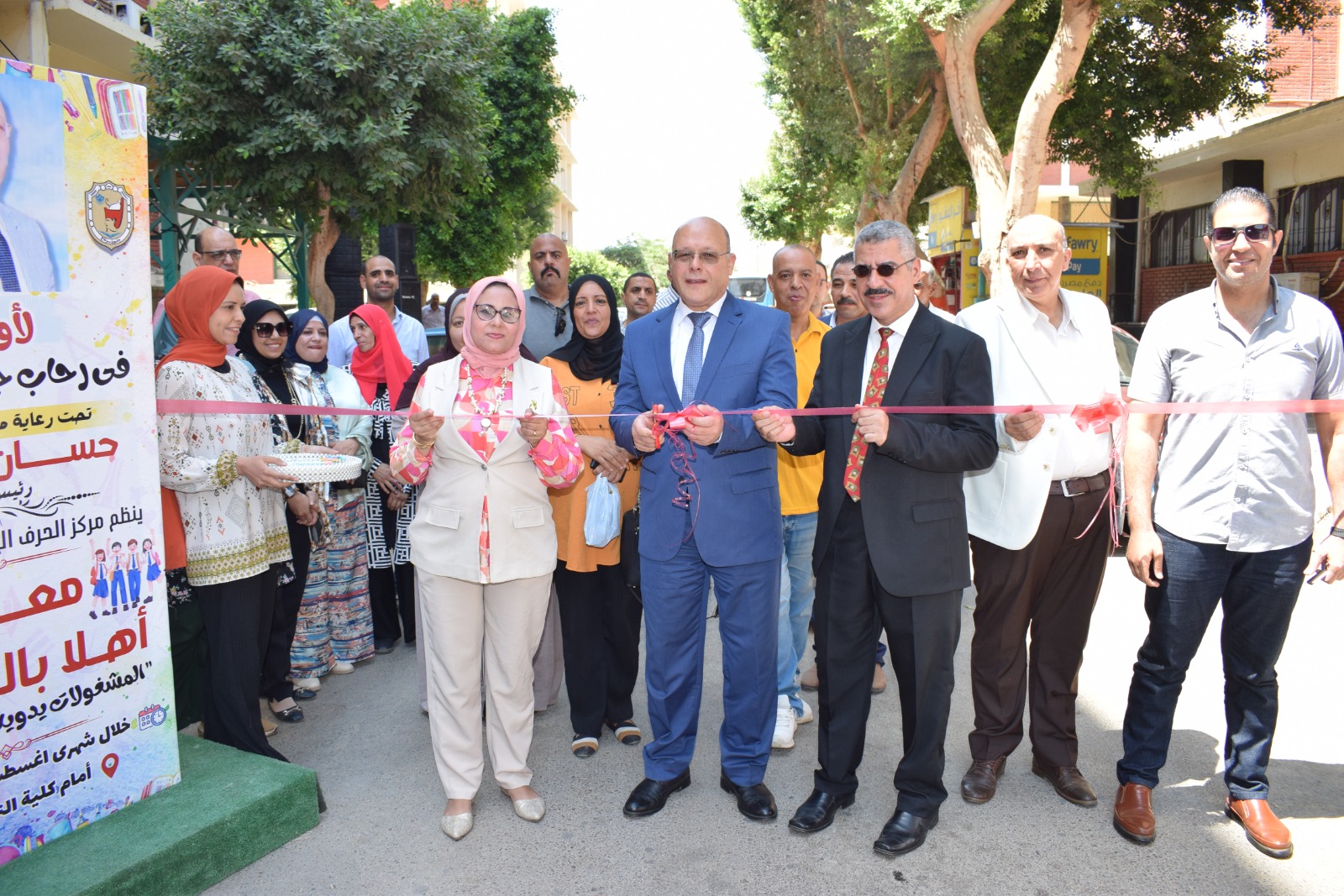 رئيس الجامعة يفتتح المعرض