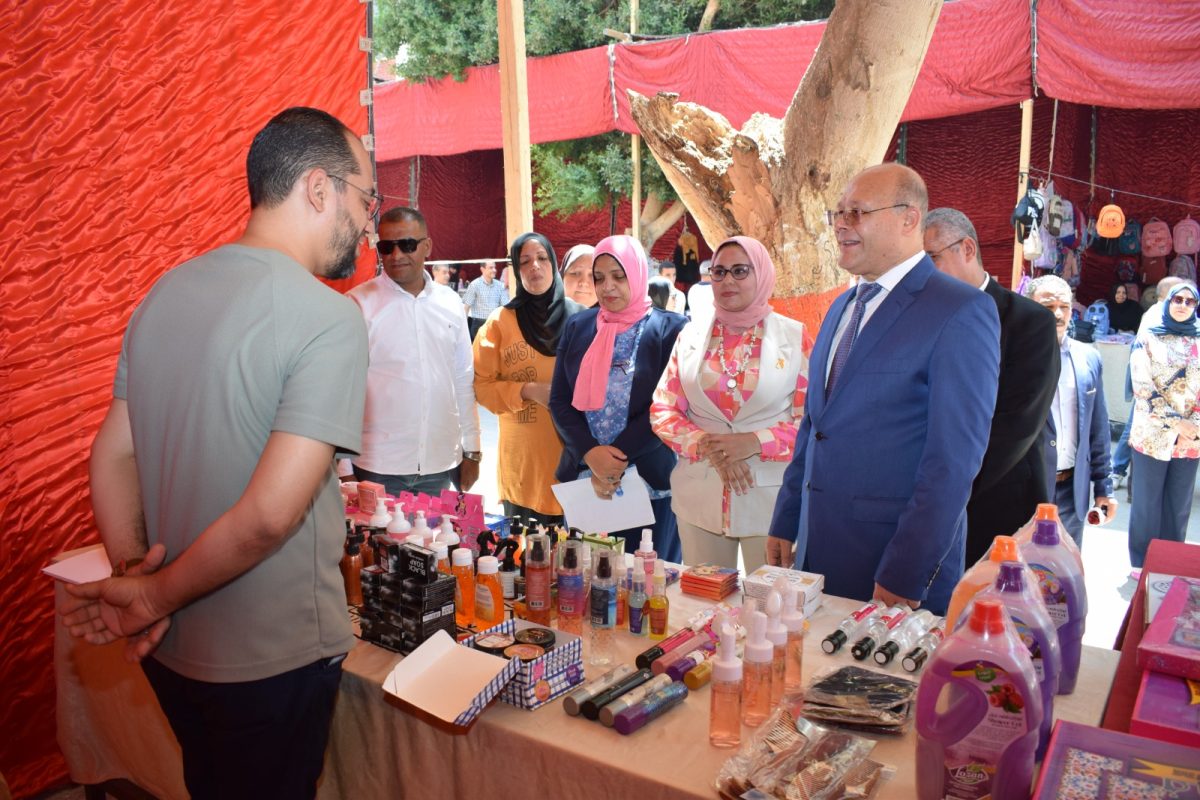 خلال المعرض