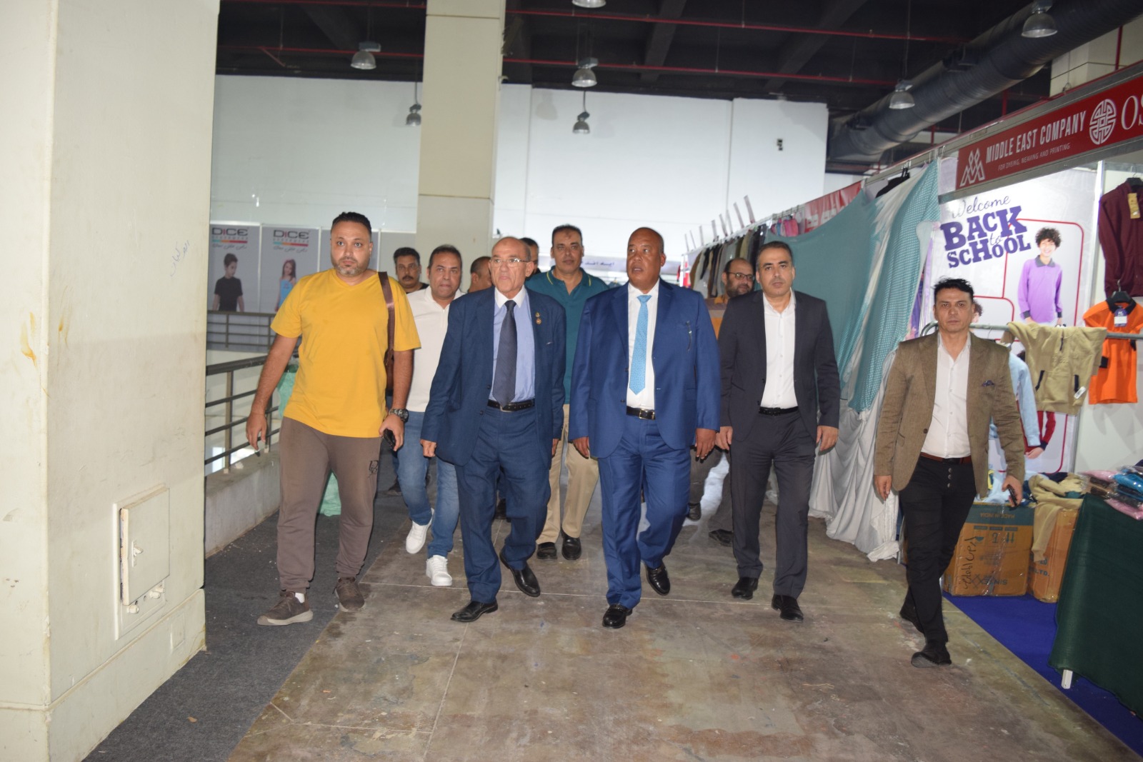 العشرى خلال تفقد معرض أهلا مدارس