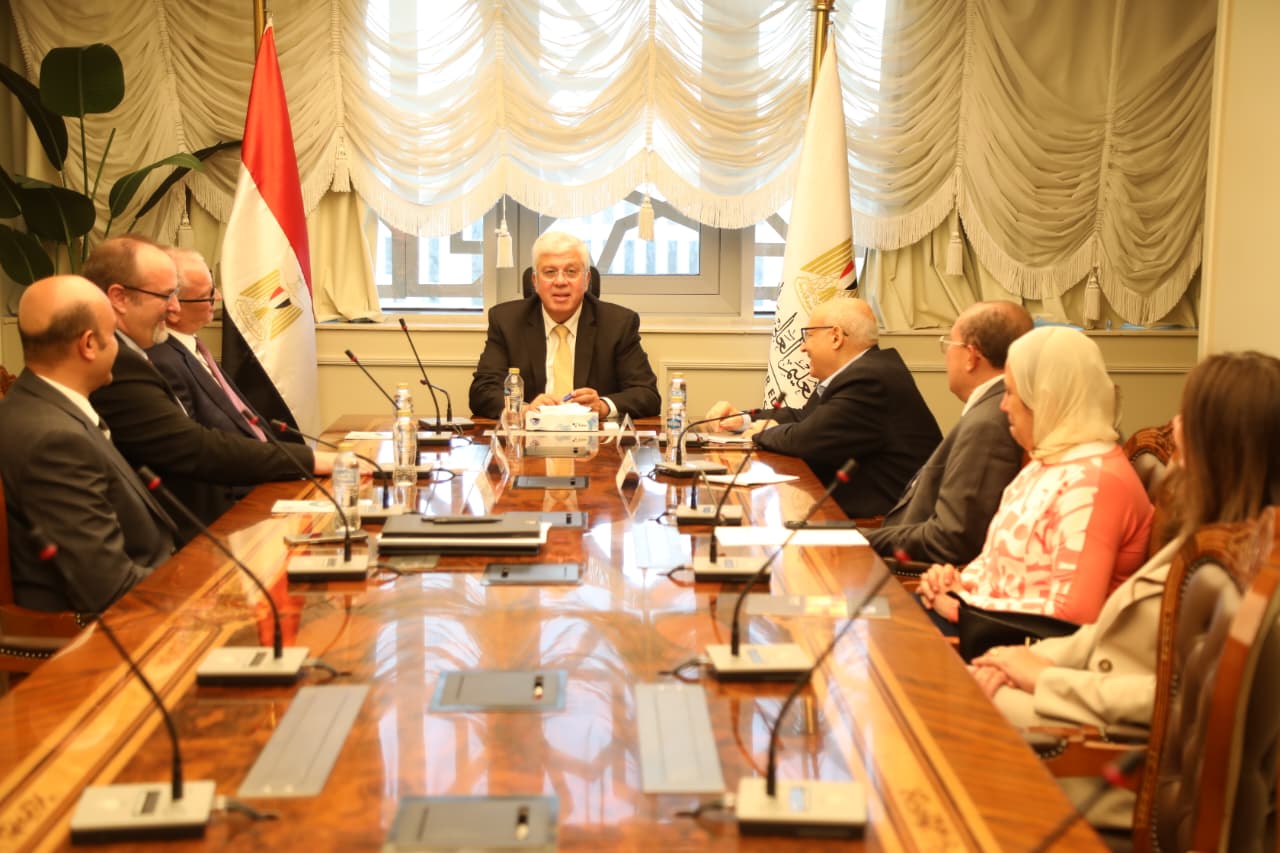 وزير التعليم العالى خلال الاجتماع